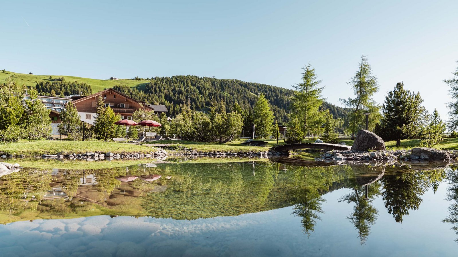 Una piscina panoramica tra le Dolomiti Una piscina panoramica tra le Dolomiti