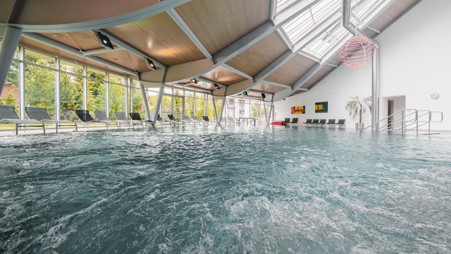 Una piscina panoramica tra le Dolomiti