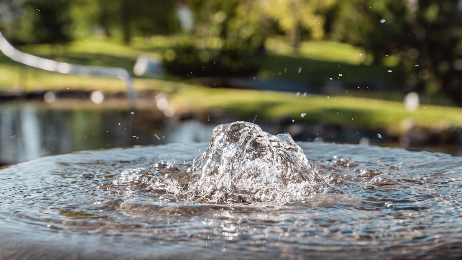 Una piscina panoramica tra le Dolomiti Una piscina panoramica tra le Dolomiti