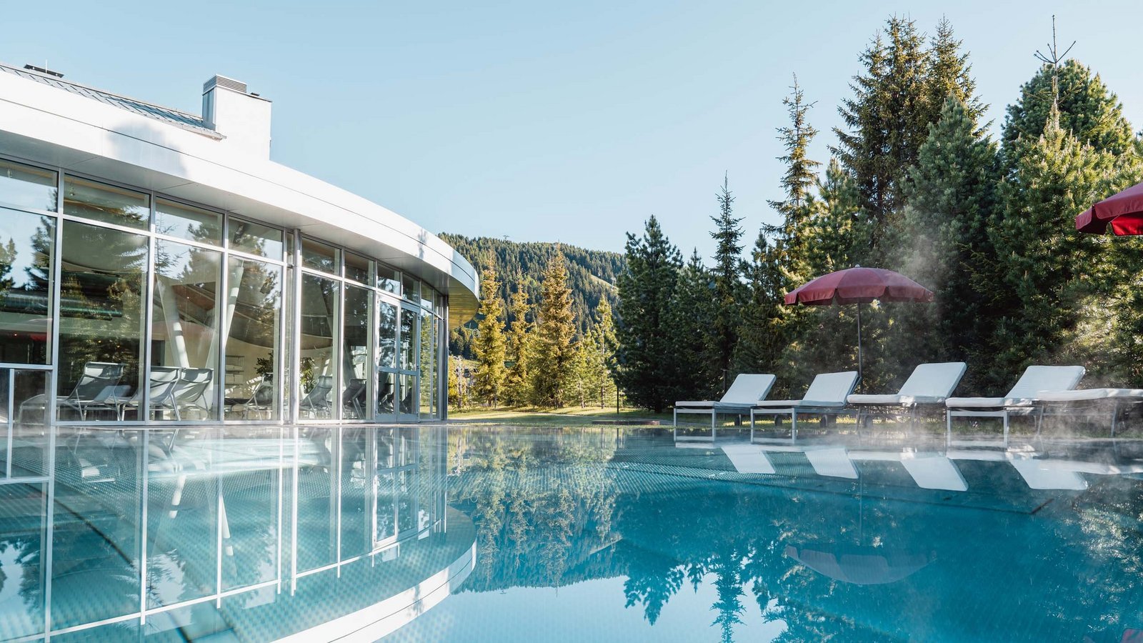 Una piscina panoramica tra le Dolomiti Una piscina panoramica tra le Dolomiti