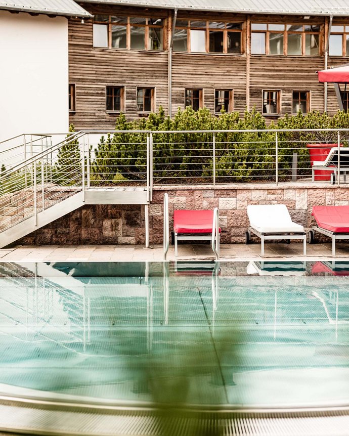 Una piscina panoramica tra le Dolomiti Una piscina panoramica tra le Dolomiti